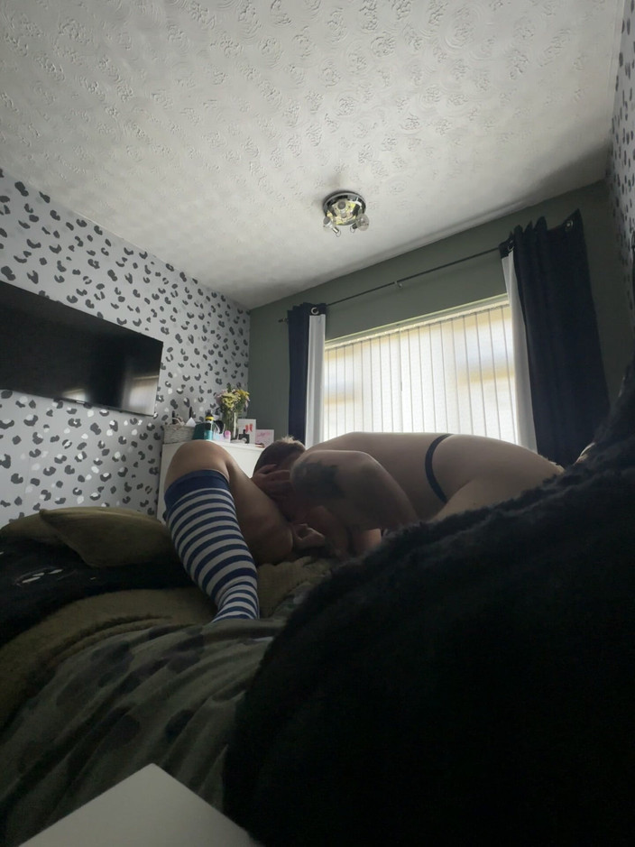 Filthy British Couple: Vuil pratende bbw-vrouw in gestreepte sokken laat haar kutje eten