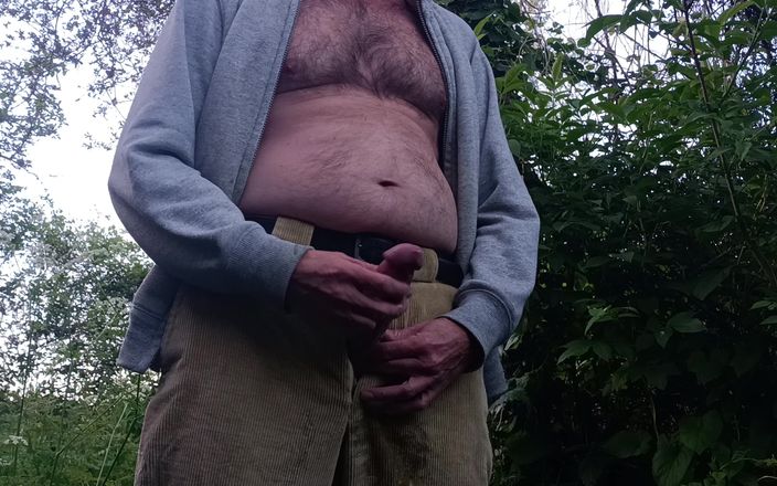 Rockardglans: Pantalon pisse, branlette dans les bois avec des cordes - papa...