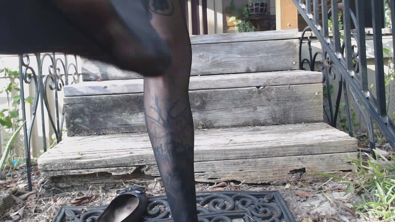 PandoraSG: 아파트의 계단에서 야외 발 밟기