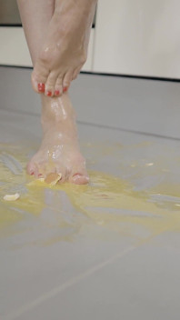 La milf bionda annoiata calpesta le uova con i piedi eccitanti - schiacciamento del feticismo del piede!