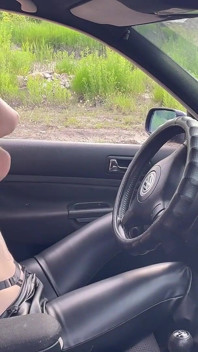 Auto bloccata nel fango: masturbazione disperata, pompino sciatto e sborrata facciale pubblica