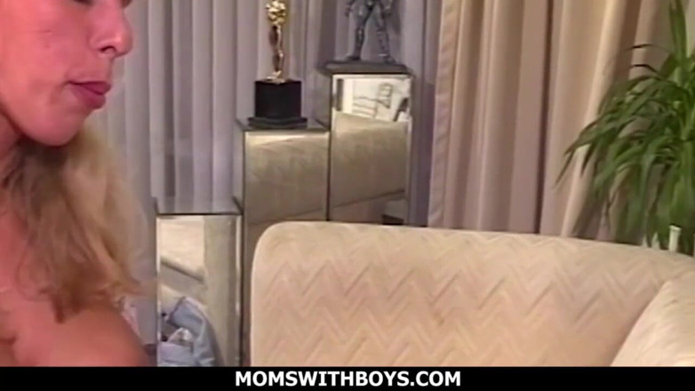 Moms With Boys: MILF blonde dikongkek dubur ke mulut dengan pancutan mani