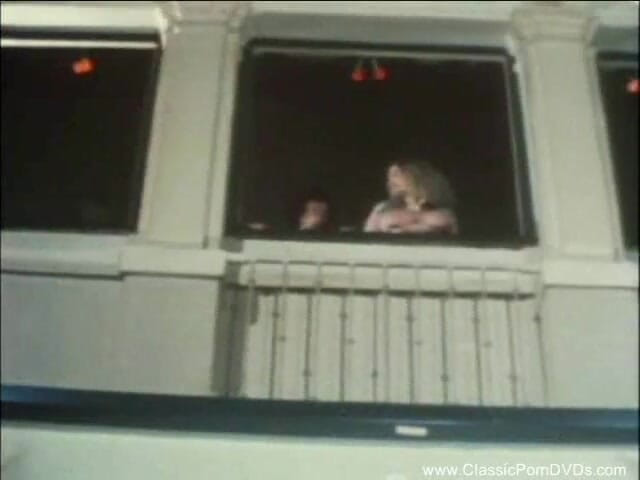 Classic Porn DVDs: Une MILF à forte poitrine chevauche une bite bien dure