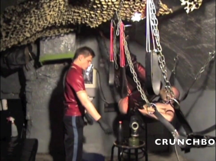 FETISH BDSM STUDIO: Padrasto com o punho duro em estilingues por lasd escaldante
