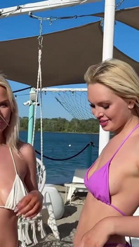Гра з водою стає мокрою зі спільним сквіртом!