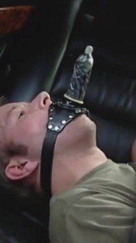 Vernederende penis bondage