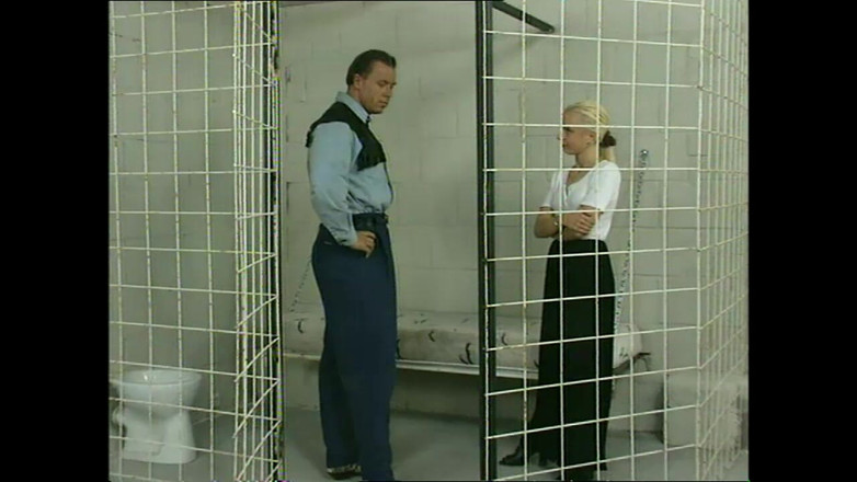 Bizzarre World: 美しい淫乱熟女とティーンのビンテージの尻が口の中で犯され、小便