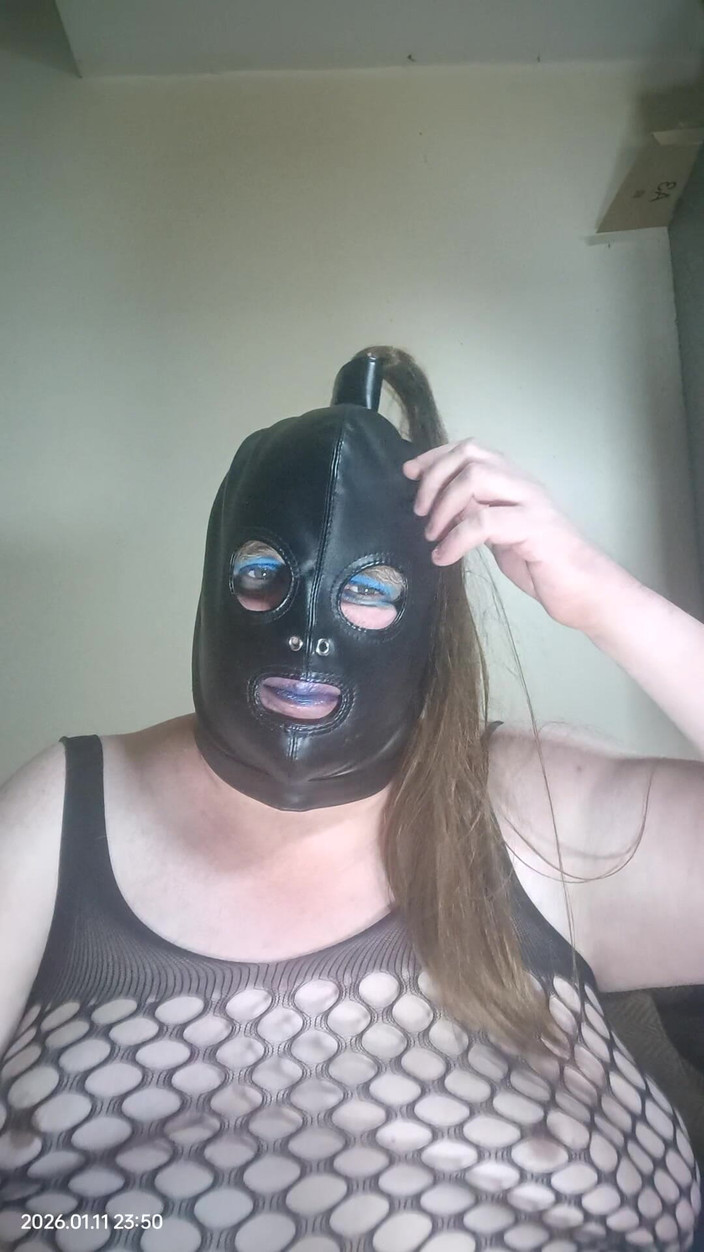 Stephanie-Nicole-TV: Толстушка телевизор играет с ее сосками через чулки для тела в чулках-сеточках.