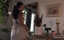 Effy Loweell studio: Effy loweel seksi web kamerası modeli çiçekli bir elbise giyerken şehvetli bir şekilde...