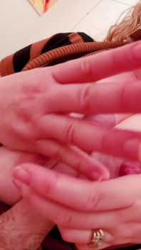 Mama vitregă cu utilizare gratuită are grijă de fiul vitreg dimineața înainte de muncă