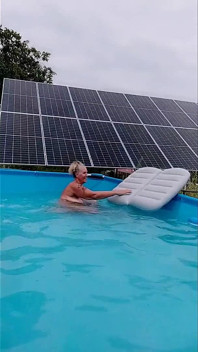 Gospodină fierbinte Lukerya în piscină