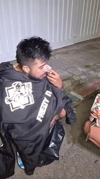 Hombre desconocido es follado por una actriz porno para un plato de comida