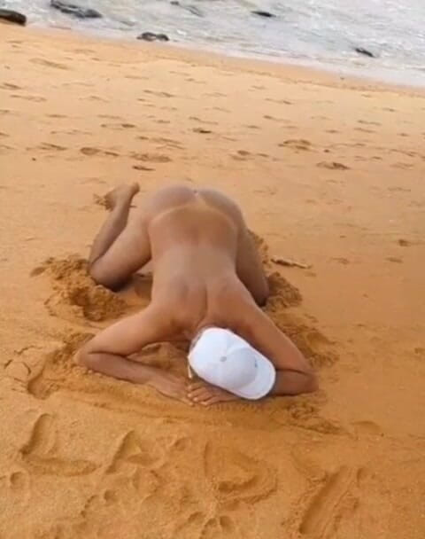 Ladysilvas: 섹시한 마크로 무두질한 핫한 엉덩이를 보여주는 해변에서 벌거벗은 ladysilva