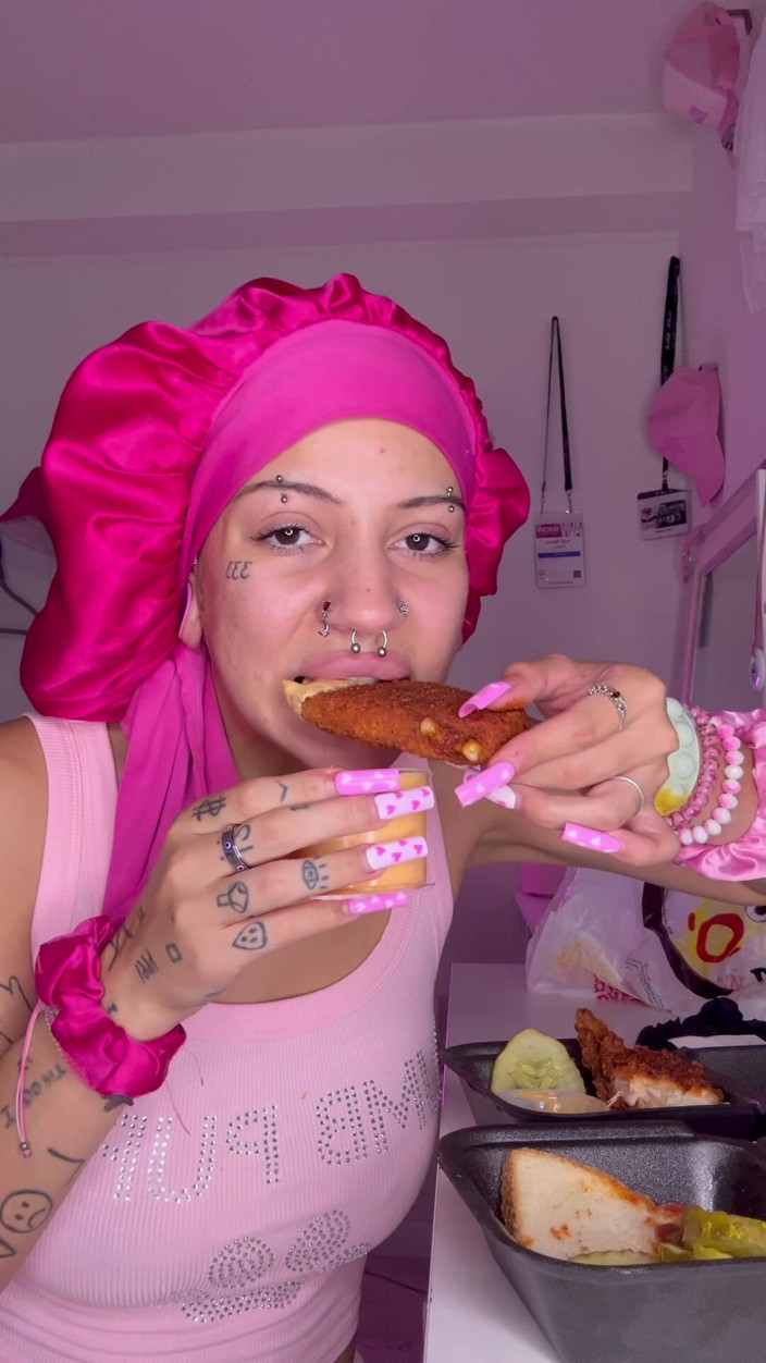 Nali Marie: Mukbang cibo piccante scopata sopra le sborrate in faccia piccola...