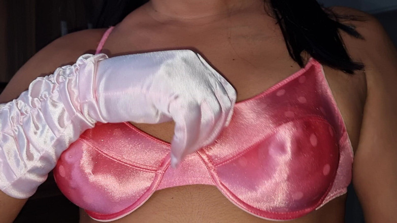 Only bras: Bra satin klasik vs. sati, dengan payudara runcing