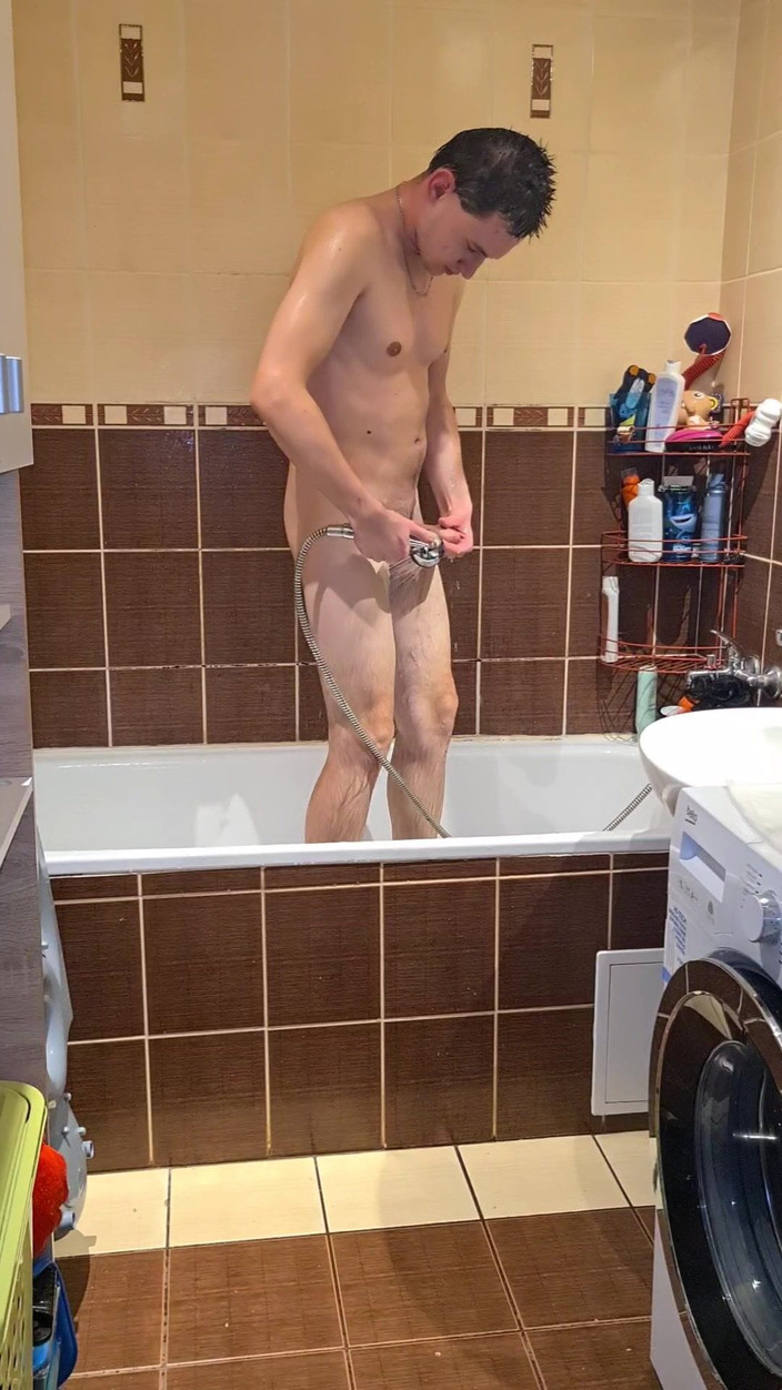 Fap_man93: Tôi đi tắm sau khi bắn tinh vào bụng tôi