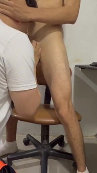 Přinutila jsem svého nevlastního otce sát mého ptáka, zatímco jsem studovala ve svém pokoji