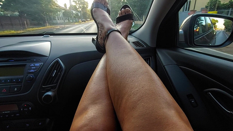 Step Mommy: ヒールとショートスカートのセクシーな脚を持つ熟女熟女がタクシー運転手をからかい、手コキをする