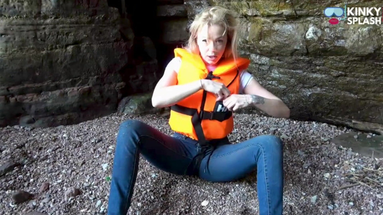 UKCuteGirl Lucy Lauren: Flytväst och jeans på stranden