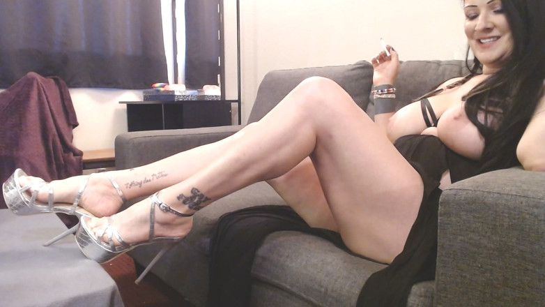 Abby Anna: Le gambe lunghe e i tacchi sexy con uno strappo...