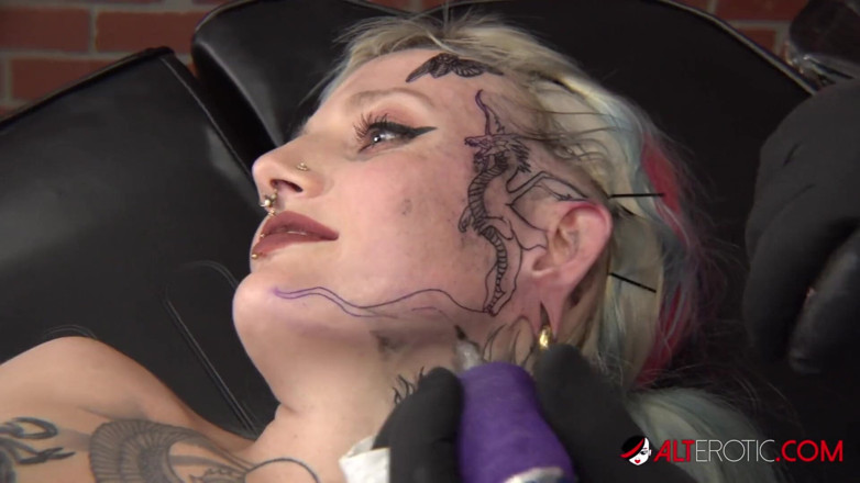 Alt Erotic: River Dawn Ink dostaje 5 tatuaży na twarzy i pieprzy dużego...