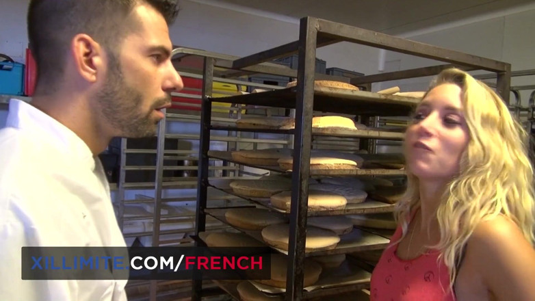 French girls at work: Une boulangère sexy veut coucher avec son client