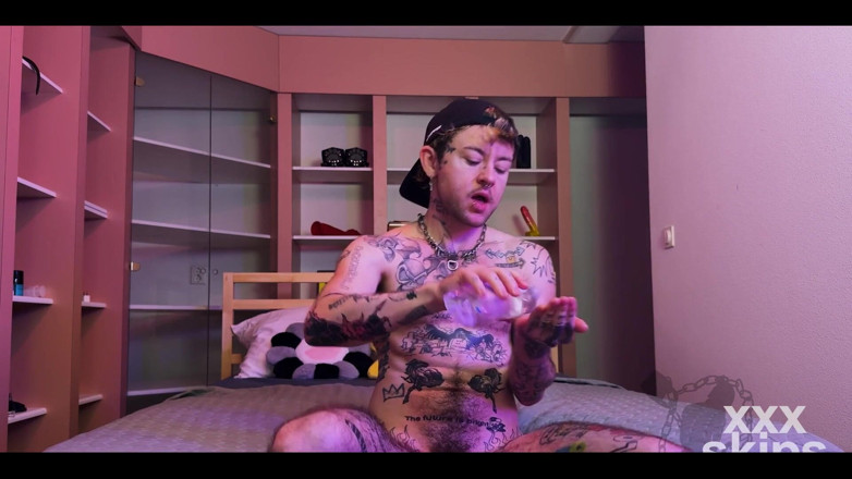 Xxx skips: 기름에 자신을 덮고, 맨발로 문지르고, 사정할 때까지 트랜스 보지를 가지고 노는 문신을 한 Ftm Xxxskips