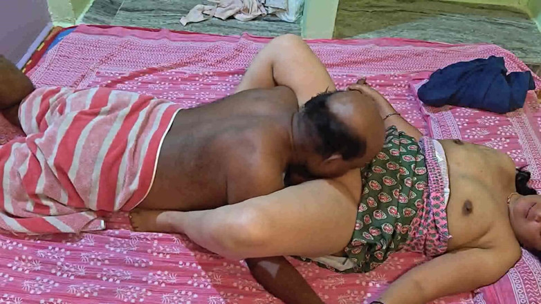Sexy sindu: Full Nude Aunty on Bed