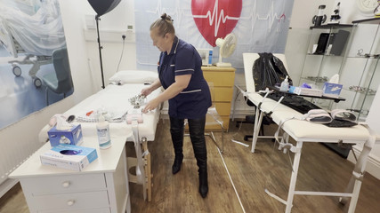 Aaexperiencesltd: Satanovo prasátko navštíví Kliniku bolesti pro Loctorber