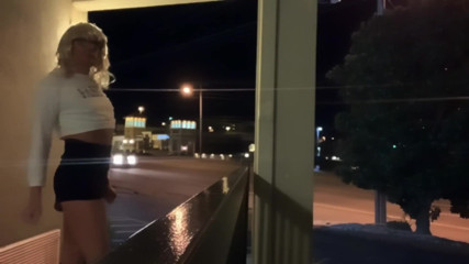 CindieLove: Un gode sexy se fait enculer dans le couloir de...