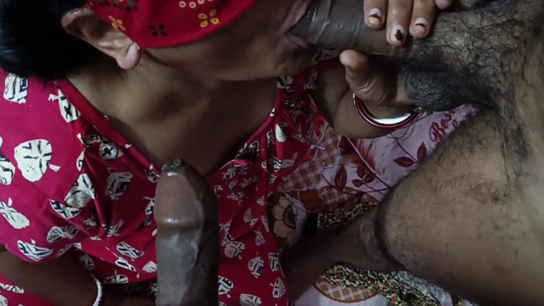 bengalihousewife: Индийская бенгальская домохозяйка Boudi сосет двойной член