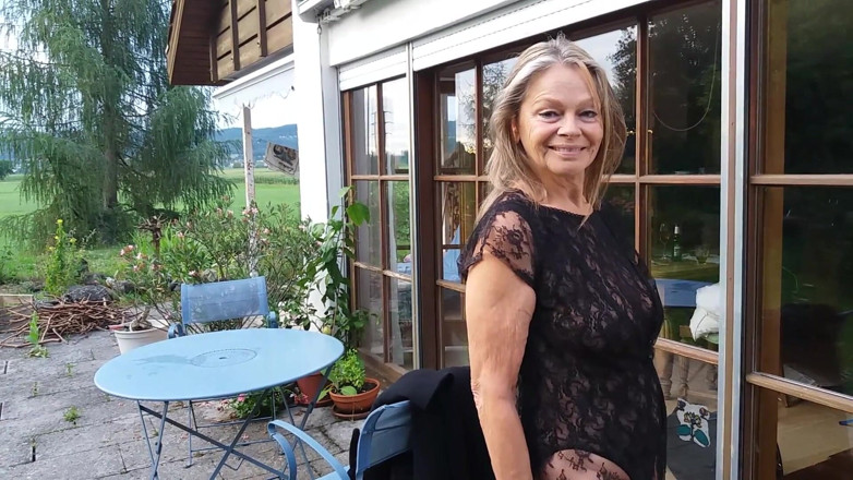 martinawest: Mulher madura se mostra ao ar livre com um macacão...