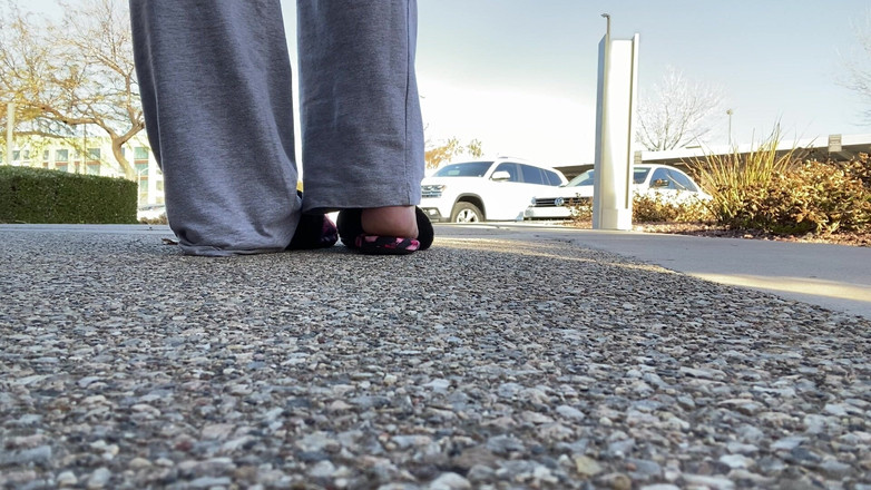 Tan feets: Tanfeets al aire libre se burlan de zapatillas públicas con...