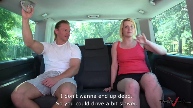 Take Van: Blonde hoer schaamt zich niet om haar benen te spreiden...