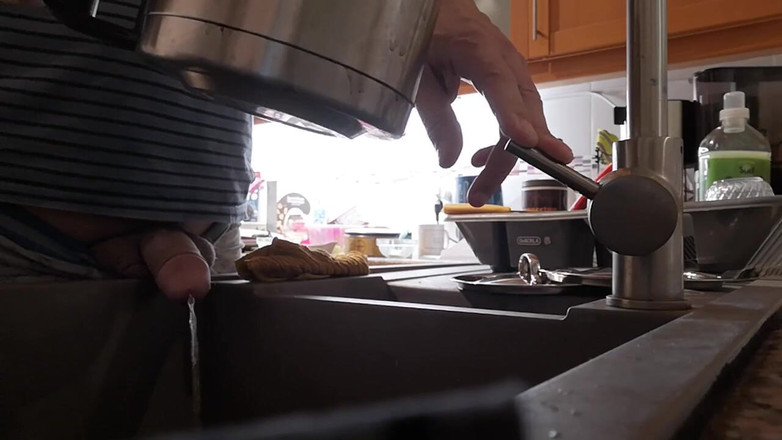 Rafael Torreano: 早上撒尿到厨房水槽