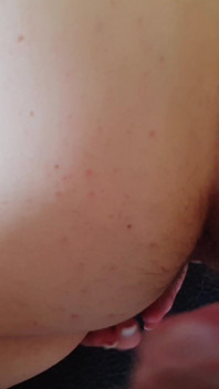 Juicydream, me masturbe la chatte jusqu'à l'orgasme après avoir reçu une fin heureuse arrosée sur mon cul