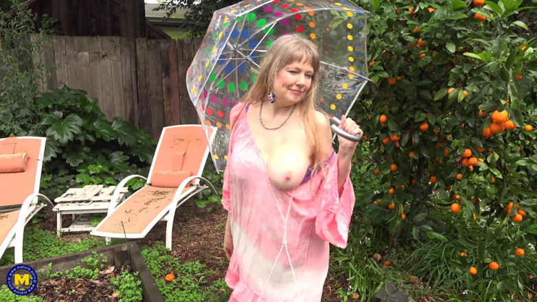Mature NL: Mature lady with a perfect body loves playing with her...