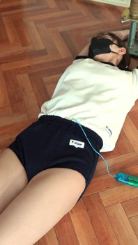 Un clítoris mantenido en suspenso, que continúa convulsionando