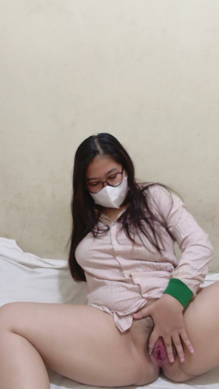 Vaginabig88: एक सुंदर महिला कॉलेज छात्रा कॉलेज ब्रेक पर है