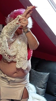 Sisi ceria nenek: petualangan nakal dengan lekuk tubuh aduhainya!