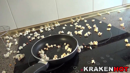 Krakenhot: Хорошенькая домохозяйка делает счастливый минет