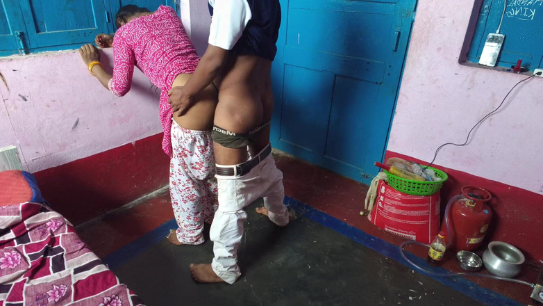 Sobha rani: Une villageoise desi se fait baiser rapidement dans une vidéo