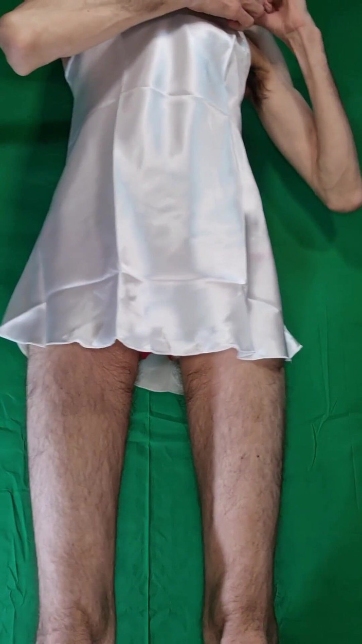 HeIsSooThin: Cămașă de noapte și chiloți roșii din dantelă