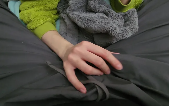 Mimiandevan: Making him cum his pants