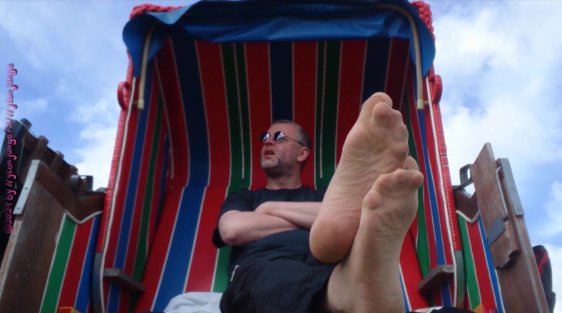 Carmen_Nylonjunge: Снимок моих ступней в нейлоне на пляжном кресле 1 - Holiday Wangerland -
