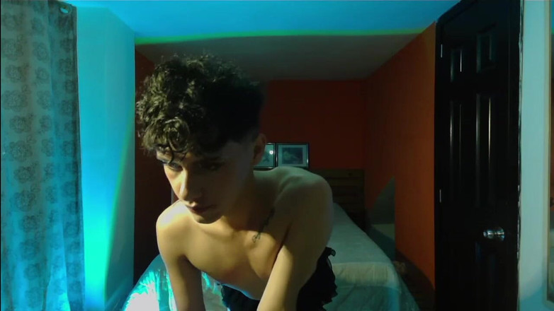 Artesensual: Femboy merayu bayang-bayang keinginan