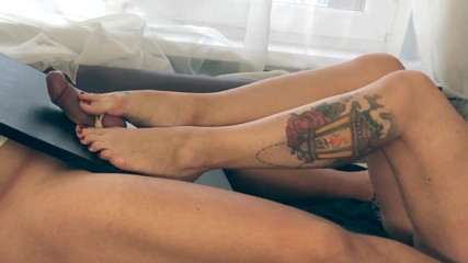 Amateur_fetish: Ayaklar taşakları eziyor