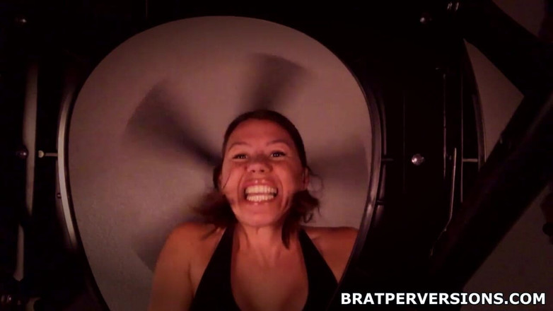 Brat Perversions: मेरे गंदे बालों वाले छेदों को साफ करें