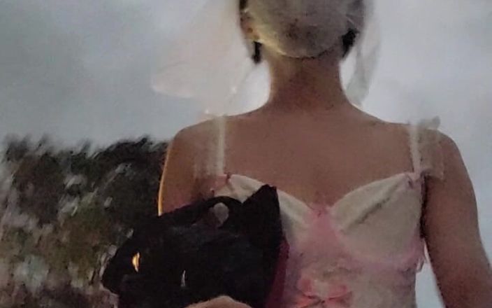 NotAFuta: Mariée, exhibitionniste, éjaculation dans la rue