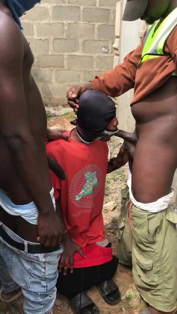 Sexylary: Tatăl meu vitreg și prietenul său mă fut în spatele unui zid împrejmuit